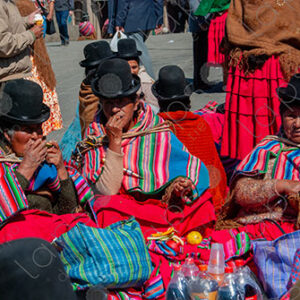 Three cholitas have lunch